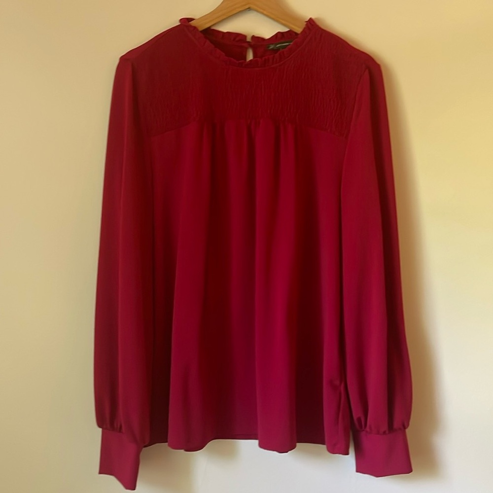 L cute and flowy top.